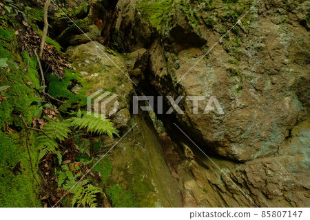 The path between the rocks 85807147