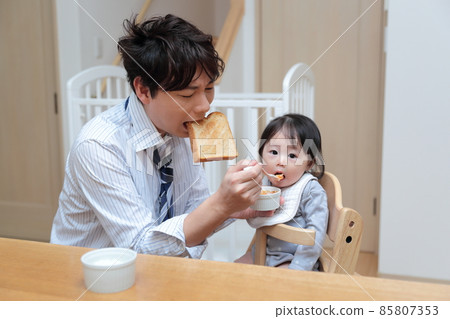 Daddy oversleeping to feed baby food Daddy oversleeping to feed baby food 85807353