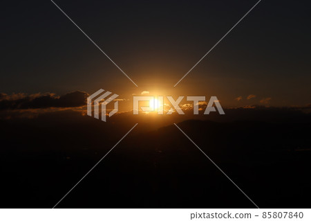 Scenery taken by focusing on the sun coming out of the gaps in the morning clouds and darkening the surroundings 85807840
