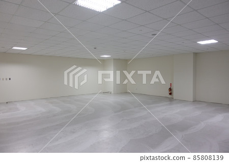 undecorated space 85808139