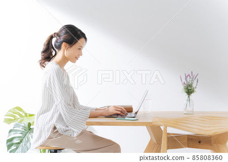 20多歲和30多歲的女性在家工作 85808360