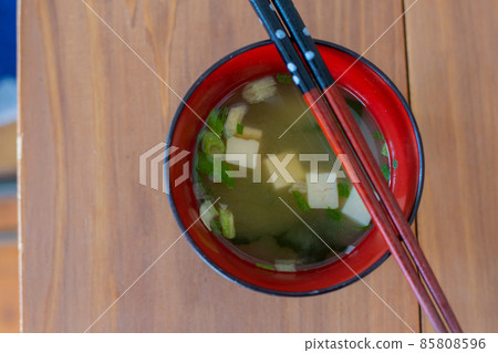 Tofu and seaweed miso soup Tofu and seaweed miso soup 85808596