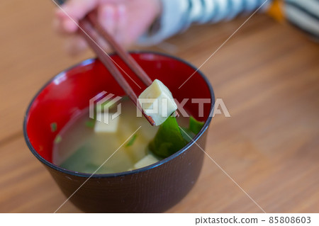 Tofu and seaweed miso soup Tofu and seaweed miso soup 85808603