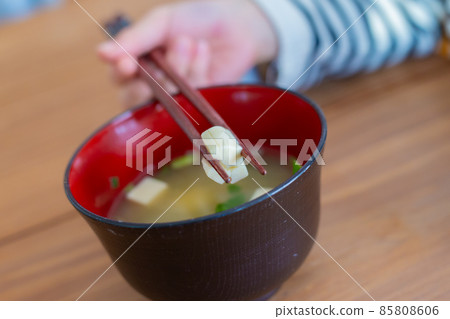 Tofu and seaweed miso soup 85808606