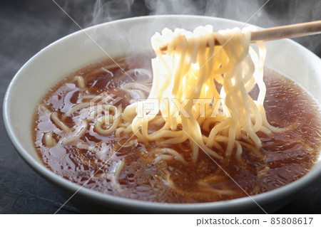 Ramen with a sizzling feeling of steam 85808617