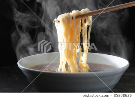 Ramen with a sizzling feeling of steam 85808626