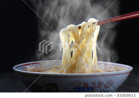 Ramen with a sizzling feeling of steam 85808633