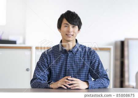 Young man smiling looking at the camera Photo cooperation: WEEK Shibadaimon (Sun Frontier Fudousan) 85808675