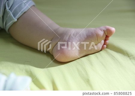 newborn foot 85808825