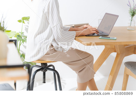 Female in her 20s and 30s, faceless computer 85808869