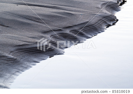 Water crests and wind crests on sandy beaches 85810019