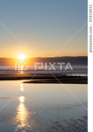 Sunrise Pacific Long Beach in winter Sunrise Pacific Long Beach in winter 85810031