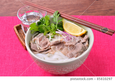 牛肉河粉。越南菜，牛肉湯配米粉。民族食品。放香菜。 85810297