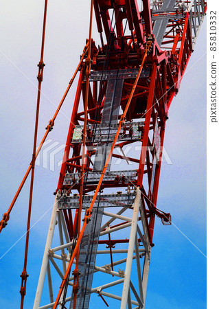 巨型起重機在大型開發建築工地工作 85810332