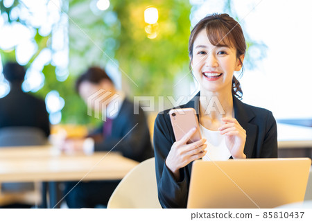 營業所女性商人 85810437