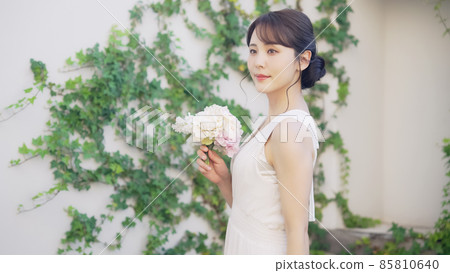 Female bridal image with a bouquet 85810640