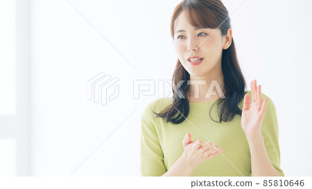 Interview with a talking woman 85810646