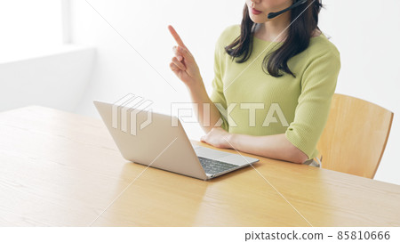 女性網絡會議談論視頻通話遠程工作 女性網絡會議談論視頻通話遠程工作 85810666