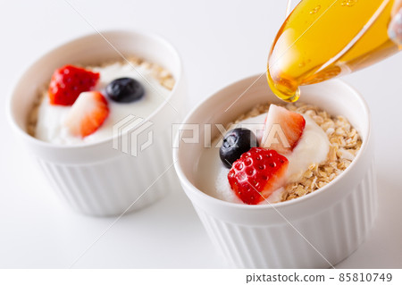 Oatmeal topped with yogurt and fruits Oatmeal topped with yogurt and fruits 85810749