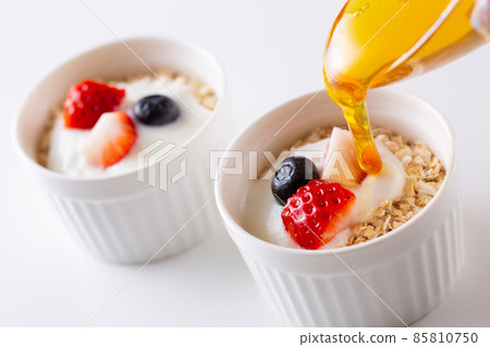 Oatmeal topped with yogurt and fruits Oatmeal topped with yogurt and fruits 85810750