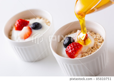 Oatmeal topped with yogurt and fruits Oatmeal topped with yogurt and fruits 85810751