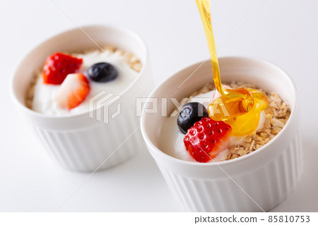 Oatmeal topped with yogurt and fruits Oatmeal topped with yogurt and fruits 85810753