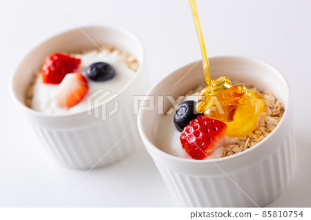 Oatmeal topped with yogurt and fruits Oatmeal topped with yogurt and fruits 85810754