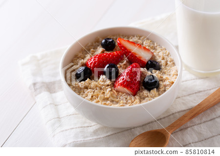 Oatmeal topped with strawberries and blueberries 85810814