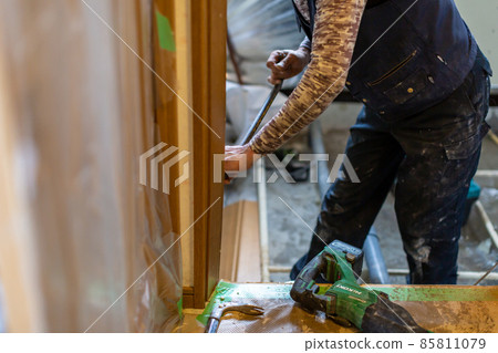 Housing remodeling bathroom demolition work Housing remodeling bathroom demolition work 85811079