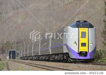 Limited express "Hokuto" that jumps out of the tunnel and runs lightly Limited express "Hokuto" that jumps out of the tunnel and runs lightly 85811136