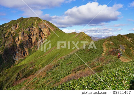 登山者沿著從重倉山到武吉山的山脊線行走 85811497