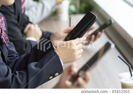 Photographing cooperation by female students operating smartphones: WEEK Shibadaimon (Sun Frontier Fudousan) 85811501