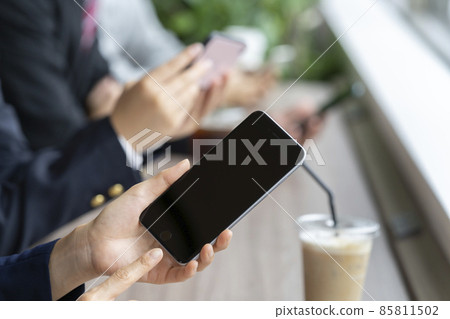 拿著智能手機的女人（帶主頁按鈕） 85811502