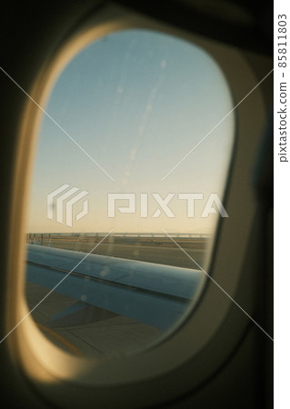 早上的飛機旅行 早上的飛機旅行 85811803