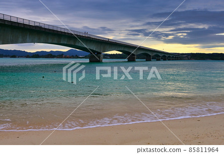 A bridge leading to an island over the beautiful sea 85811964