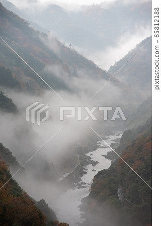 A fantastic and beautiful view of Hozu Gorge surrounded by a sea of clouds 85812188