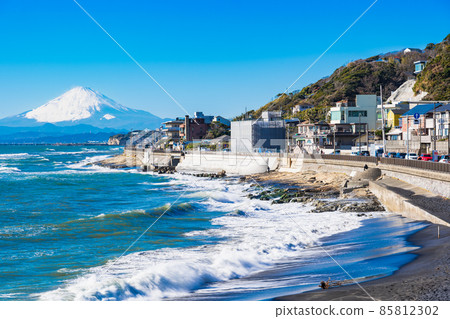 湘南海灘和冬天的富士山 85812302