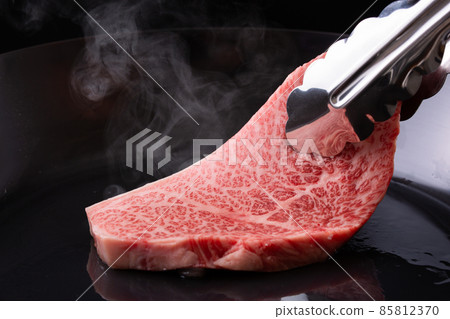 在平底鍋裡烤牛肉 85812370
