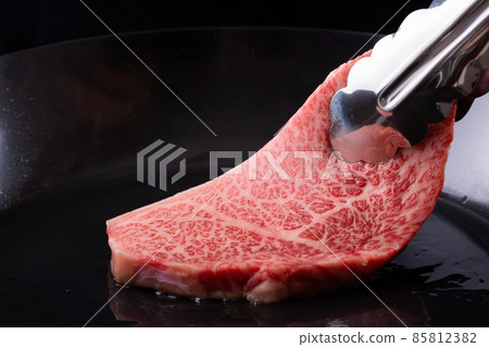 Bake beef in a frying pan Bake beef in a frying pan 85812382