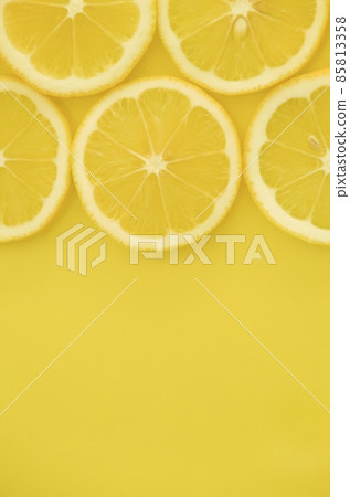 Lemon slices and copy space 85813358