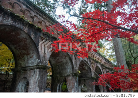Autumn leaves scenery of Nanzenji Suirokaku Autumn leaves scenery of Nanzenji Suirokaku 85813799
