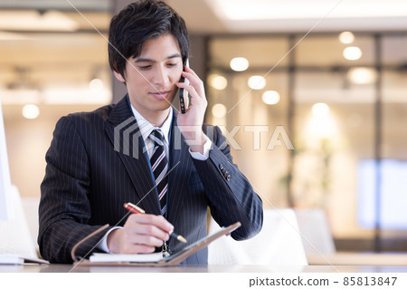 Business: A man talking on a smartphone Photo cooperation: WEEK Shibadaimon (Sun Frontier Fudousan) Business: A man talking on a smartphone Photo cooperation: WEEK Shibadaimon (Sun Frontier Fudousan) 85813847
