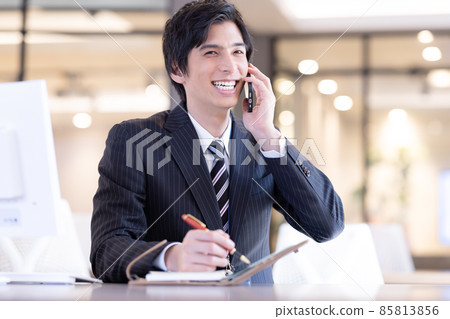 Business: A man talking on a smartphone Photo cooperation: WEEK Shibadaimon (Sun Frontier Fudousan) Business: A man talking on a smartphone Photo cooperation: WEEK Shibadaimon (Sun Frontier Fudousan) 85813856