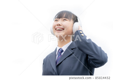 High school girl wearing white headphones and looking up at the sky Photo cooperation: WEEK Shibadaimon (Sun Frontier Fudousan) 85814432