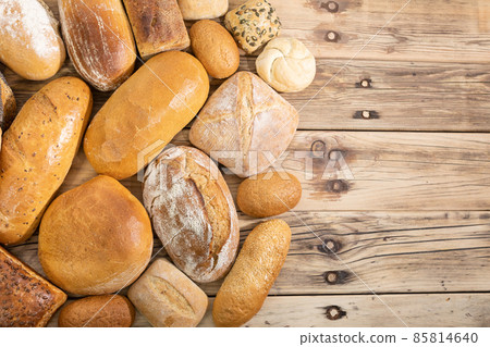 Many kinds and kinds of bread collected in one place on a wooden old shop counter as a decoration for a traditional bakery. View from above. 85814640