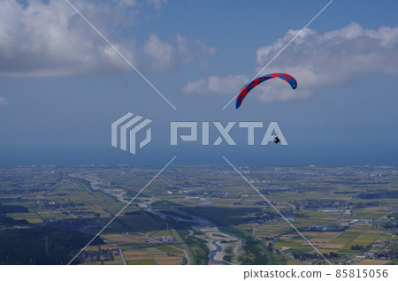 View of paraglider and Tedori River alluvial fan flying from Shishiku Highland 85815056