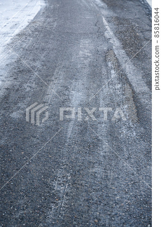 下雪天噴灑氯化鈣的道路 下雪天噴灑氯化鈣的道路 85816044
