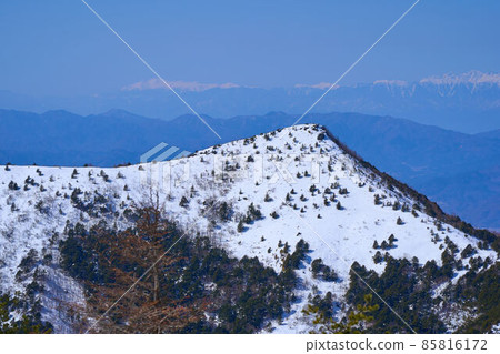冬季從長野縣和群馬縣交界處的湯之丸山頂向西側的江波岳望去 冬季從長野縣和群馬縣交界處的湯之丸山頂向西側的江波岳望去 85816172