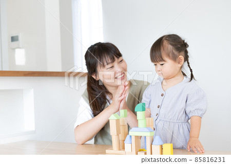 2 歲女孩和媽媽玩積木 85816231