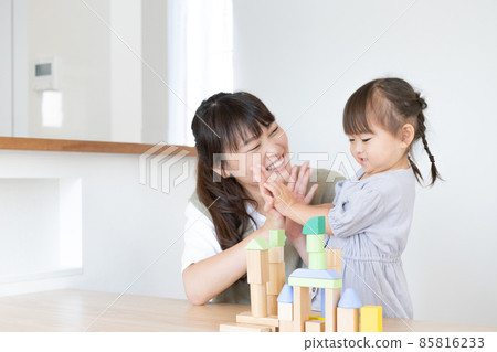 2 歲女孩和媽媽玩積木 85816233